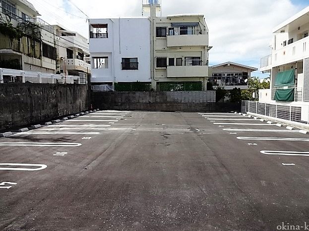４月から使用可能。首里久場川公民館近く、アスファルト舗装の駐車場です。