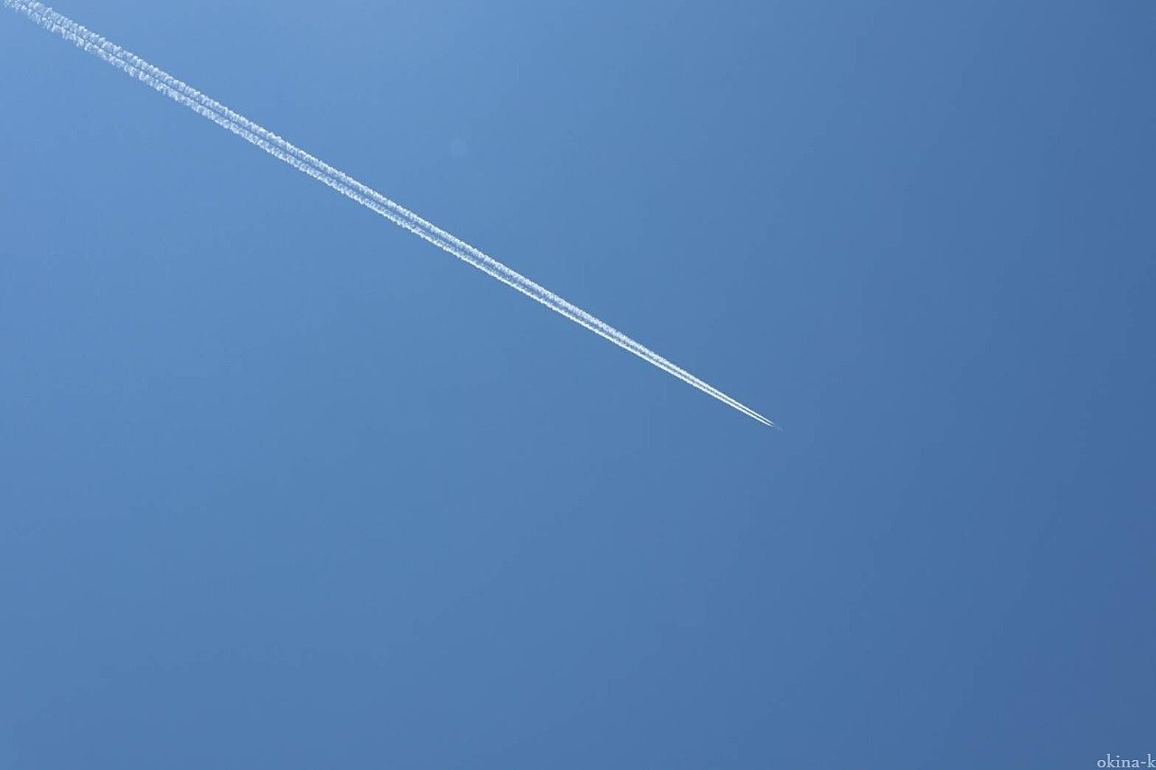 晴天に飛行機雲