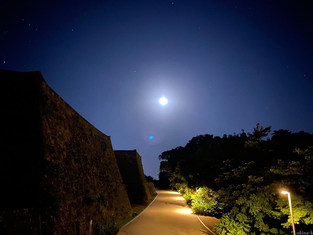 月の光とスポットに照らされた首里城壁
